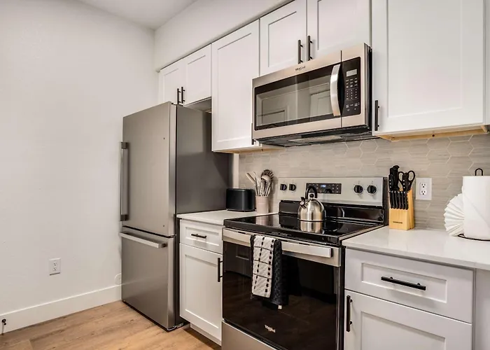 Boulevard Quiet Modern 1br Pickleball Pool Parking Gym 02 Apartment